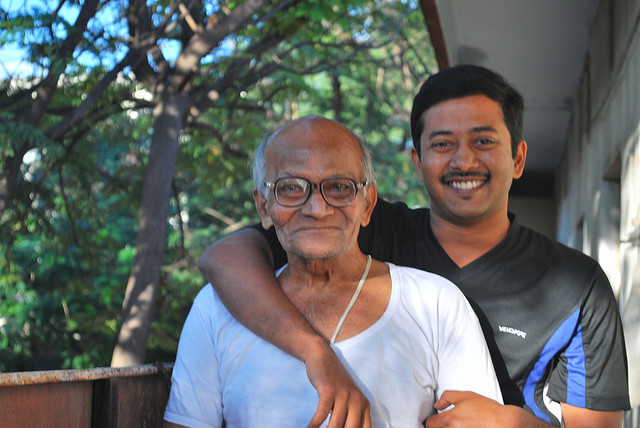 Gelukkige, gezonde en gedisciplineerde opa met blije zoon. Bron: Flickr, mynameisharapasha