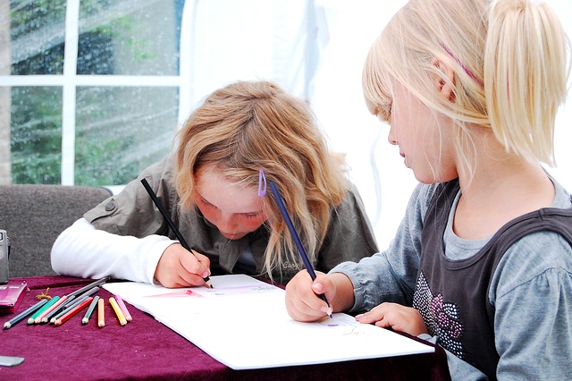 Tekenende meisjes. Bron: Flickr, ElenahNescuet