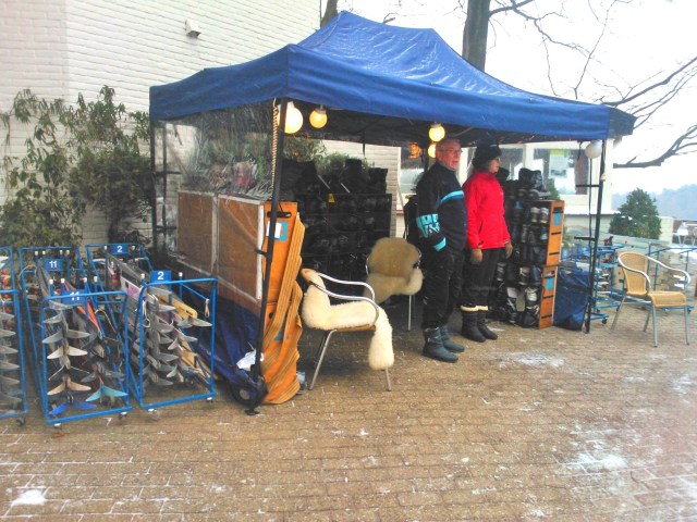 Langlaufski's en -schoenen te huur op de Helenaheuvel