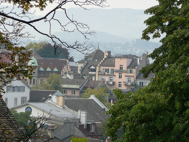 Blik op Zürich. Deze Zwitserse stad kent net als Utrecht  vloeiende overgangen tussen informele en formele kringen, daarom noemt Hans Sakkers deze als een van de steden die inspirerend zijn voor Utrecht. Bron: Flickr, Metro Centric
