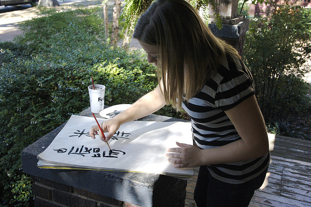 Oosters kalligraferen betekent aandachtig symbolische boodschappen penselen, terwijl al doende de betekenis tot je doordringt. Zo werkt esoterie ook. Bron: Flickr, Justin Ruckman