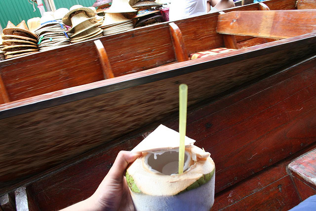 Kokossap vers uit de vrucht. Bron: Flickr, shaond