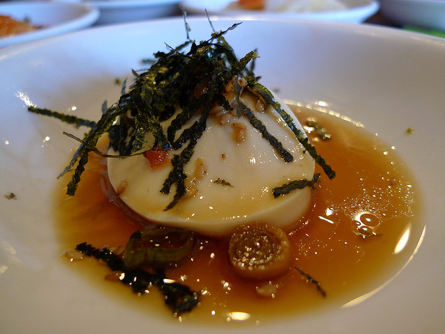 Koreaans bijgerecht op basis van tofu. Bron: Flickr, Ron Dollete
