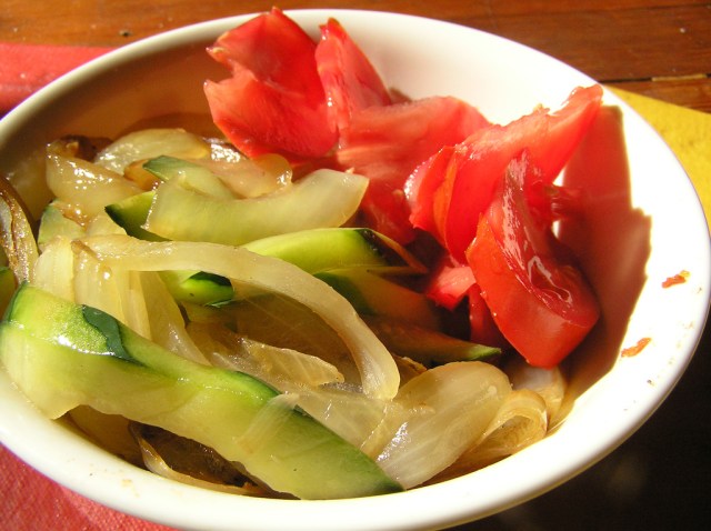 Gesauteerde groenten. Sauteren is kort en hoog roerbakken met weinig olie. Bron: LaurelF, Flickr