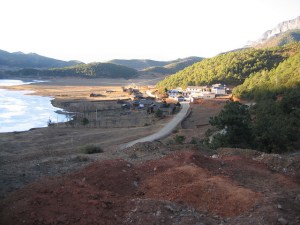 Aan het Lugu-meer. Foto Ken Marshall, Flickr